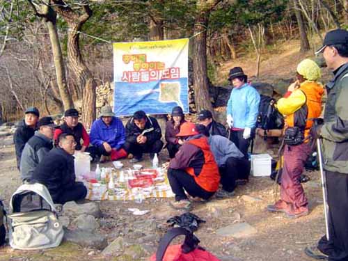 어떤 맛있는 것도 함께 나눠 먹어야 맛입니다. 홍어는 특히 더 그렇습니다. 민주당도 당원끼리만 먹지 말고 이웃과 나눠 드시면 더 맛있다는 걸 아셔야 합니다. <홍좋사모> 광주회원들이 무등산에 올라 60여 명의 등산객과 홍어를 나눠 먹고 있다 